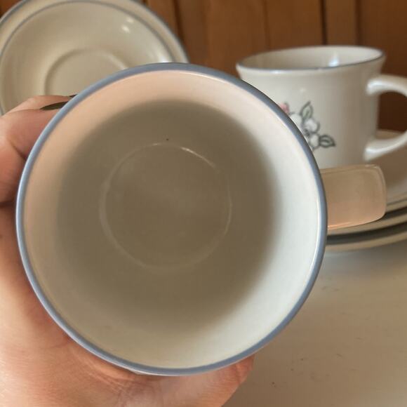 Vintage Chantilly Fleur de Lune Cups & Saucers, Service for 4 - Picture 6 of 13